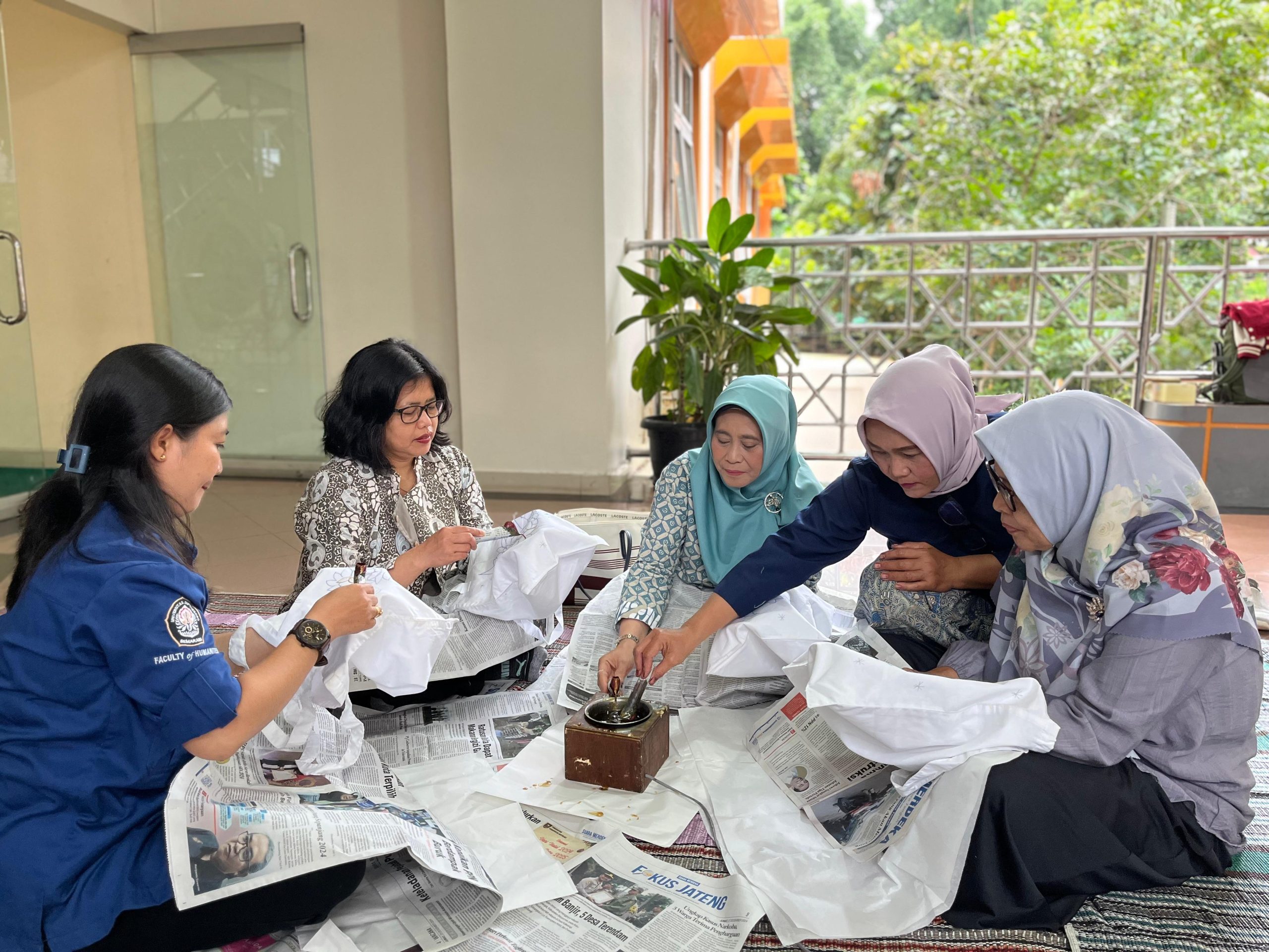 Proses Pelatihan Membatik Bersama Ibu Iin Windhi Indah Tjahjani, Pemilik Sanggar Cinta Batik Semarang.