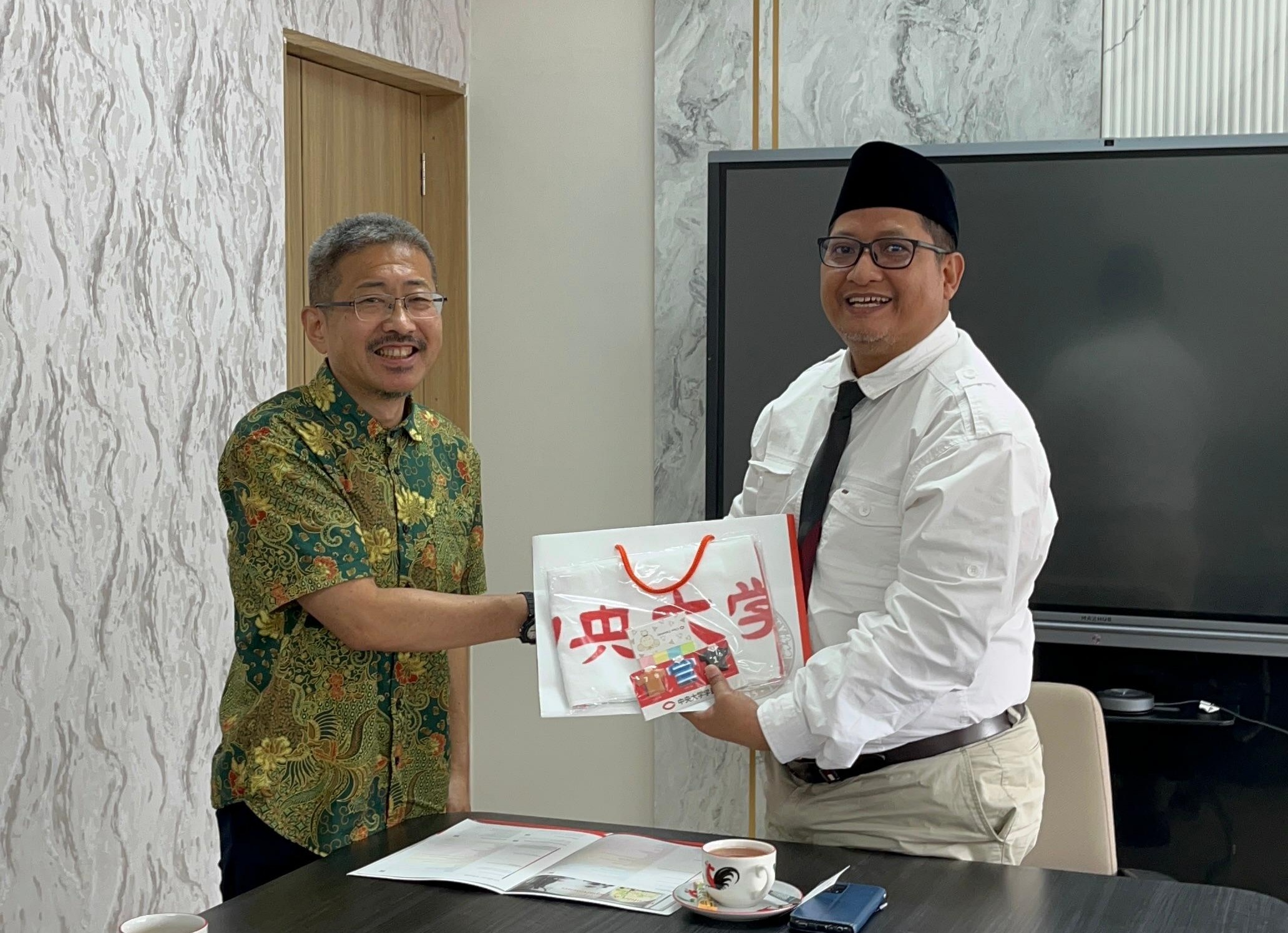 Prof. Kato dan Prof. Alamsyah