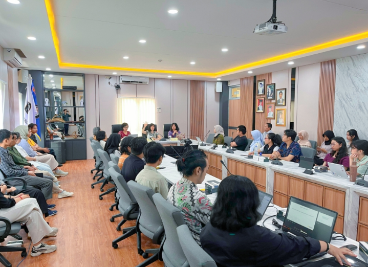Visiting Professor bersama Dr. Soe Tjen Marching dari The School of Oriental and African Studies (SOAS), University of London.