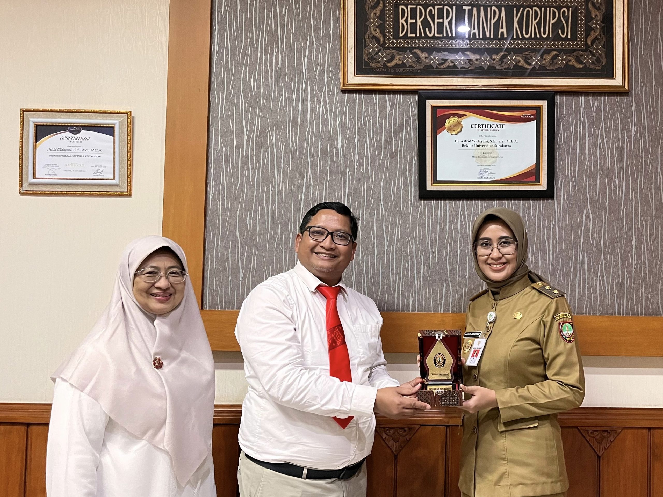 Pimpinan FIB Undip dan Wakil Wali Kota Surakarta, Astrid Widayani, S.S, S.E, M.B.A.