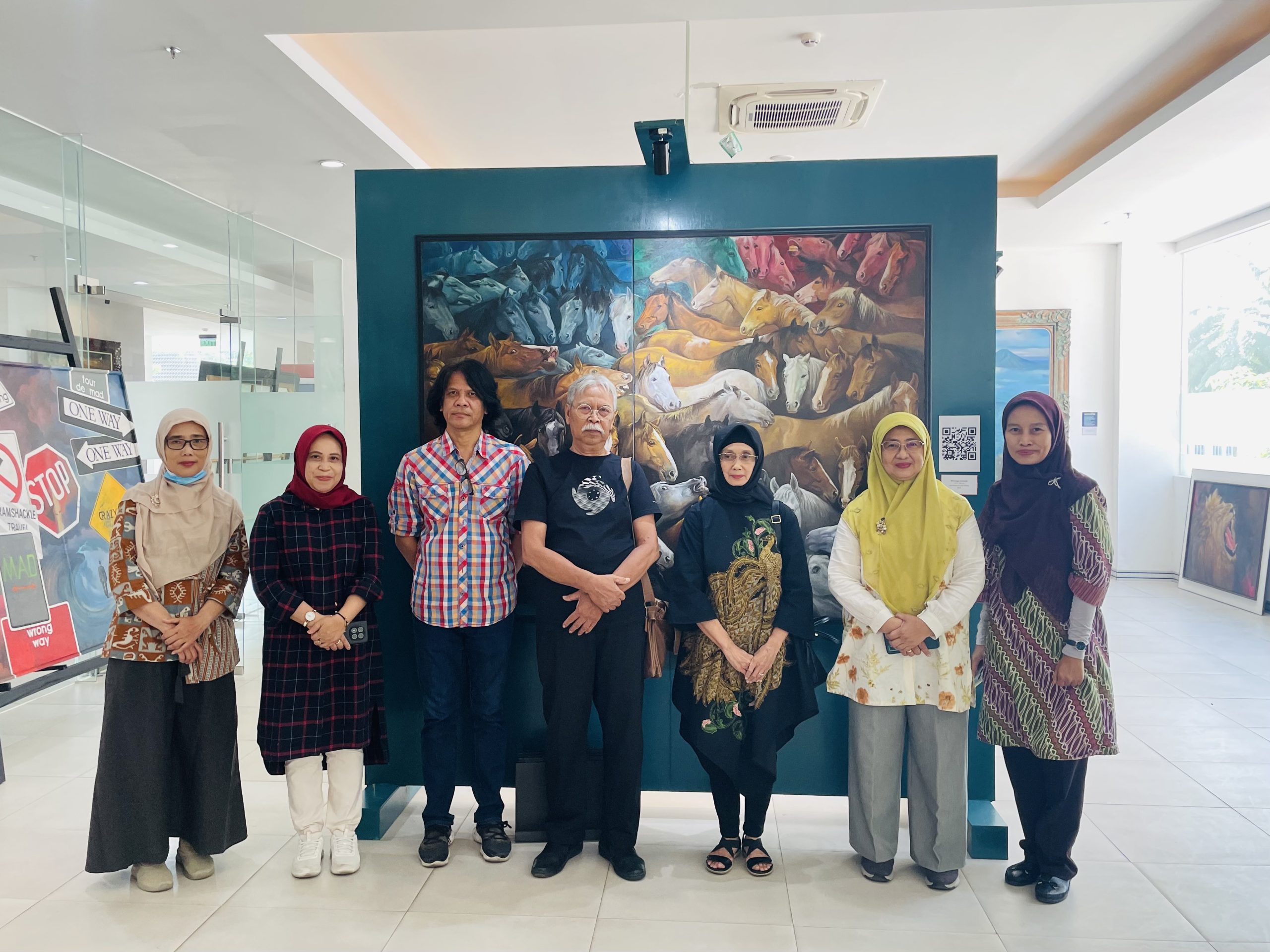 Penutupan Pameran “Jatmikaning Bumi” Karya Arie Jatmiko di FIB Undip